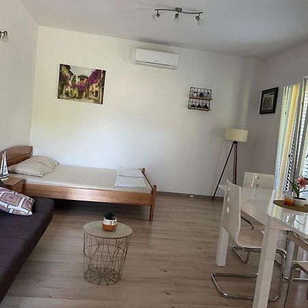 Apartman Iskra Bijela Exteriör bild