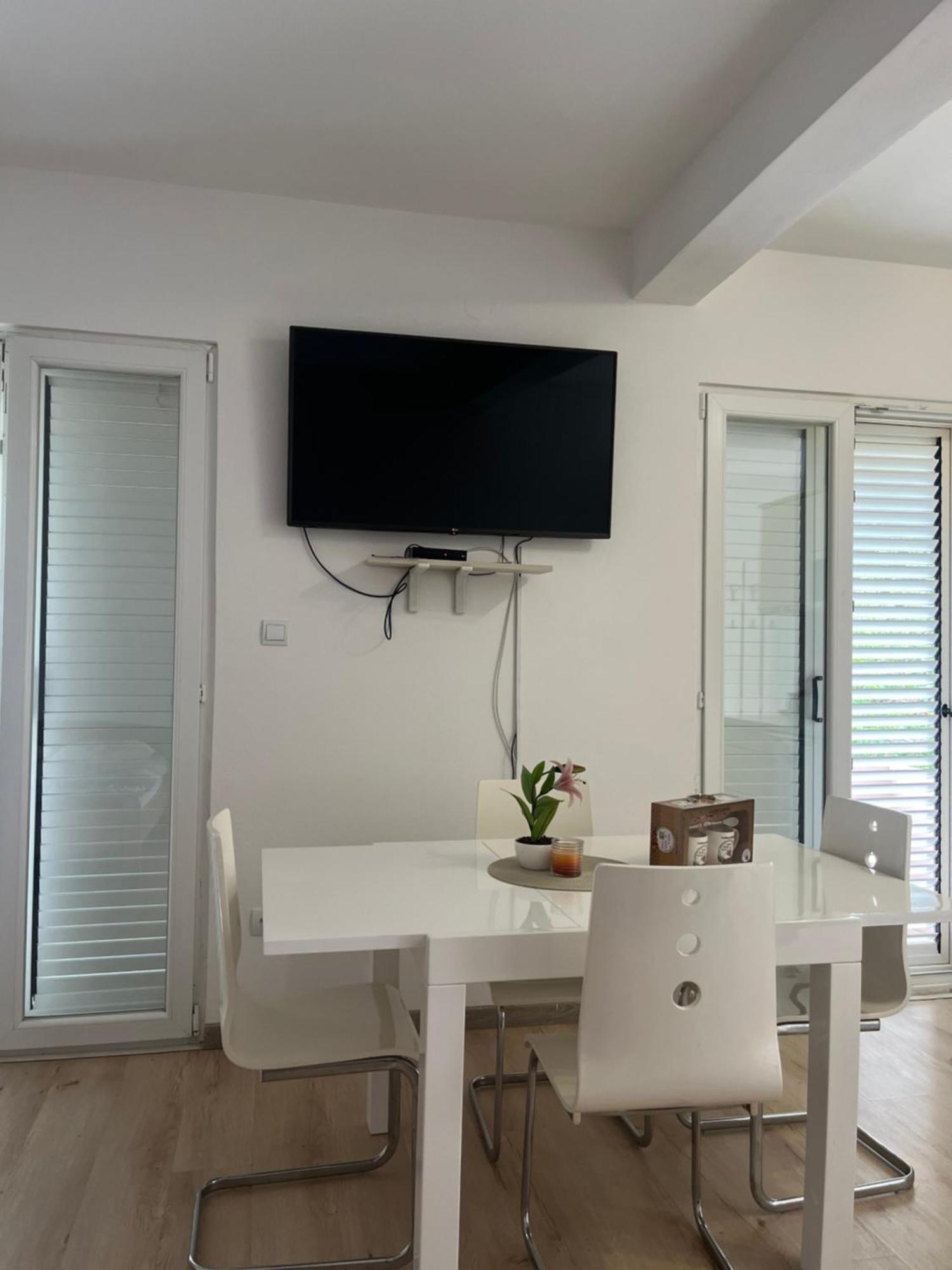 Apartman Iskra Bijela Exteriör bild