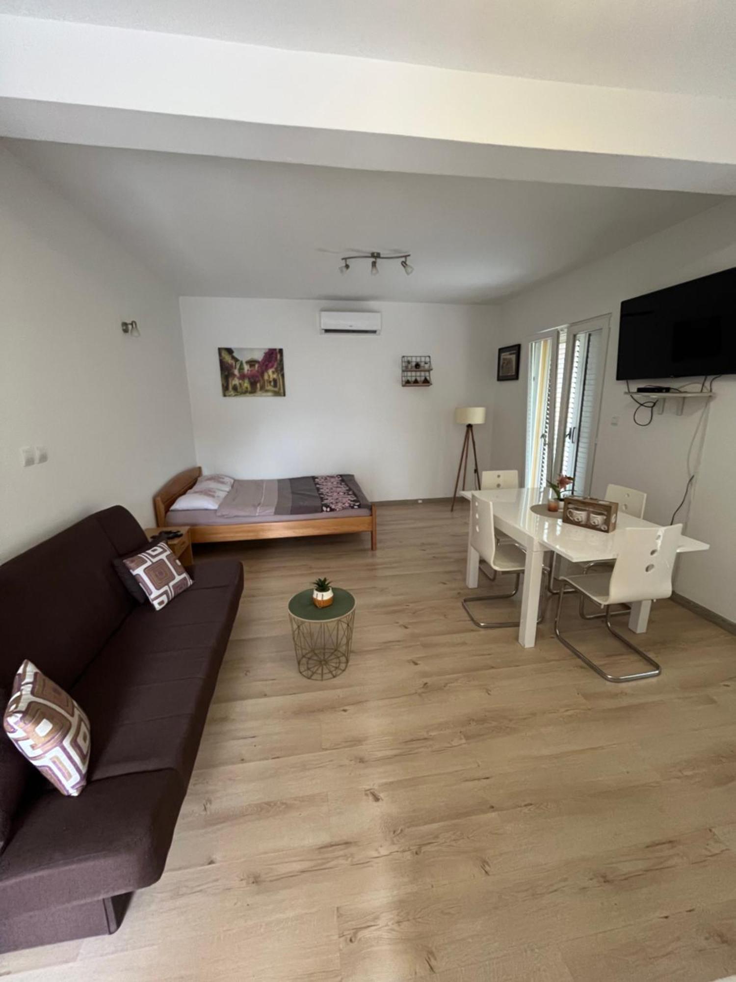 Apartman Iskra Bijela Exteriör bild