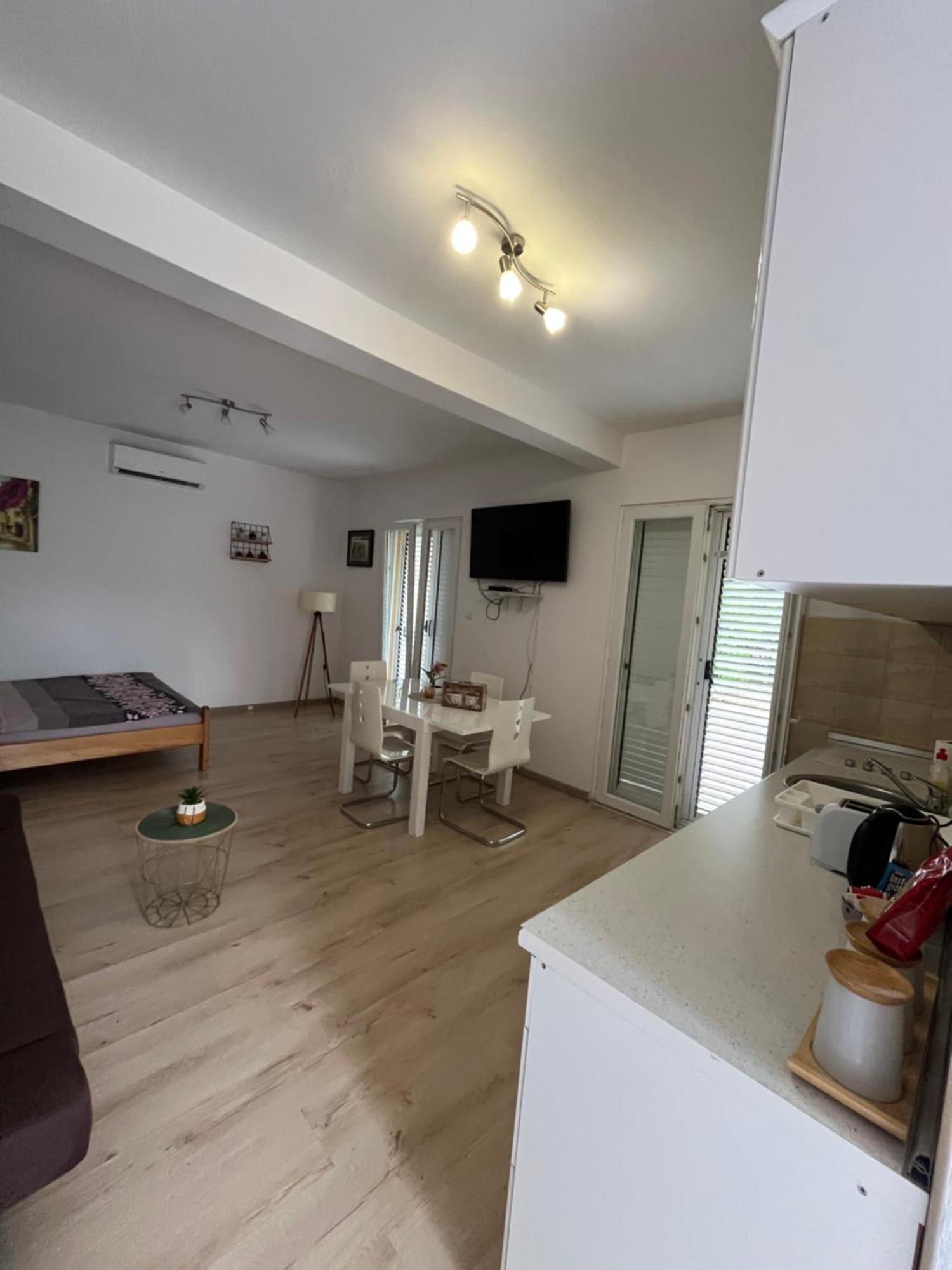 Apartman Iskra Lägenhet Bijela Exteriör bild