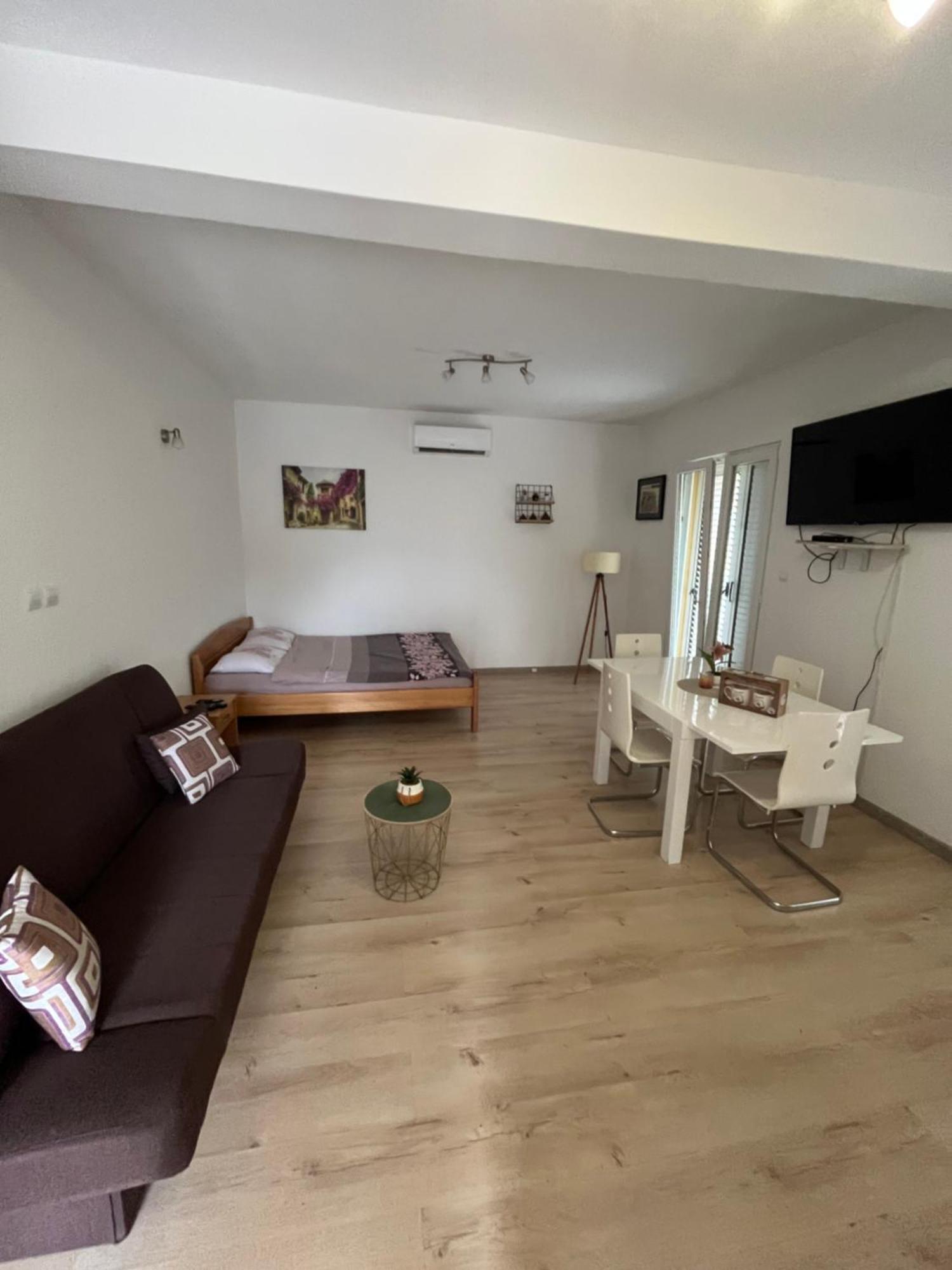 Apartman Iskra Bijela Exteriör bild